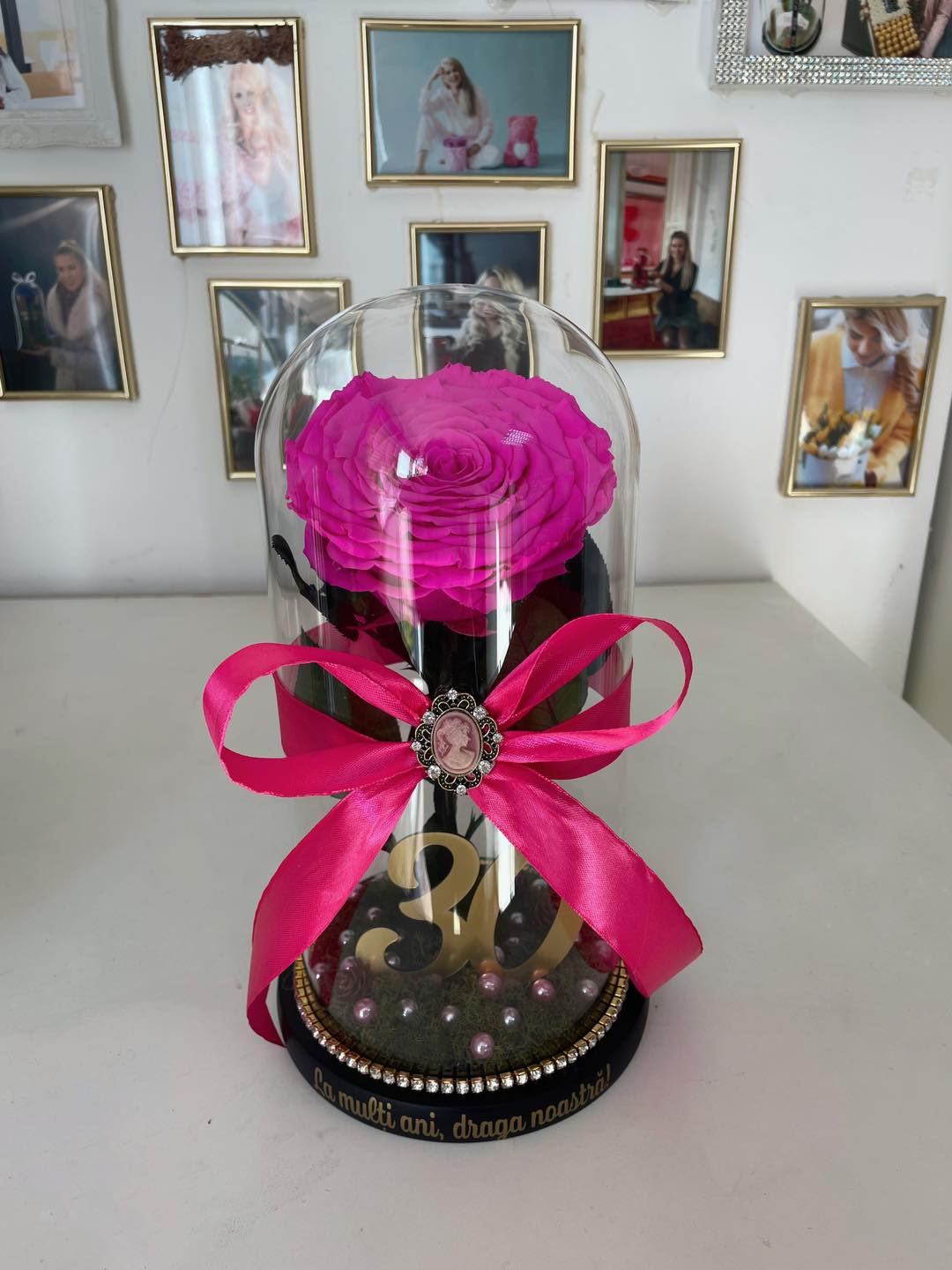 Cupolă de sticlă cu trandafir criogenat roz fuchsia