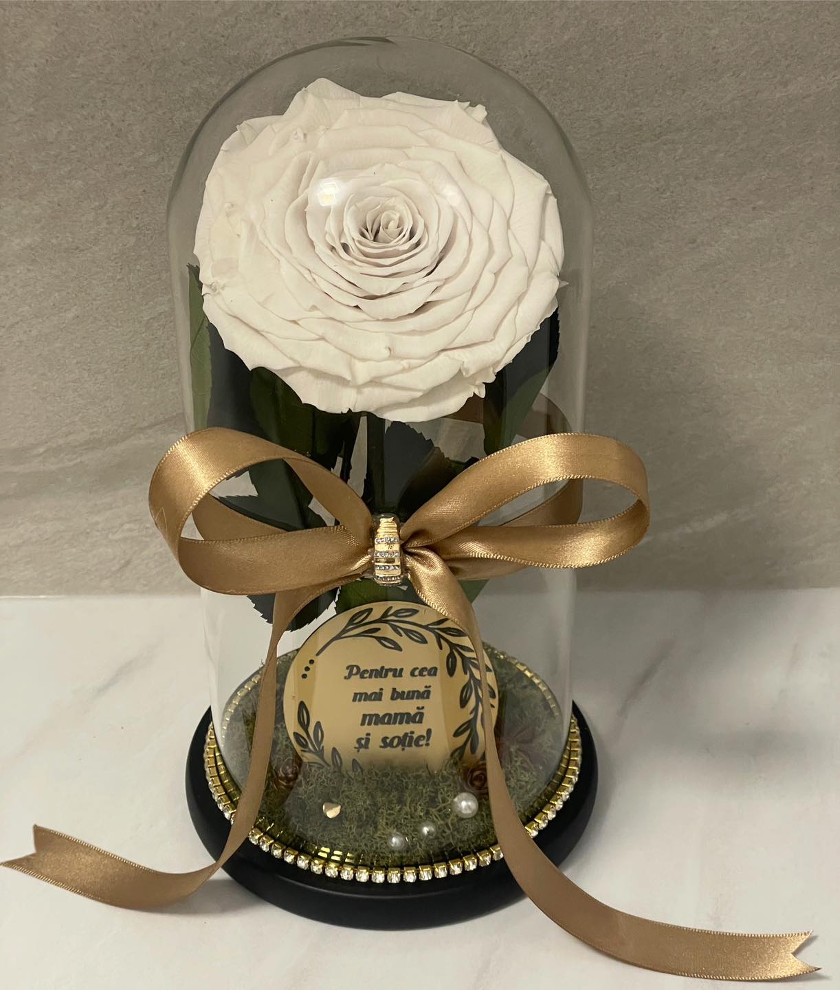 Cupolă de sticlă cu trandafir criogenat alb antique white