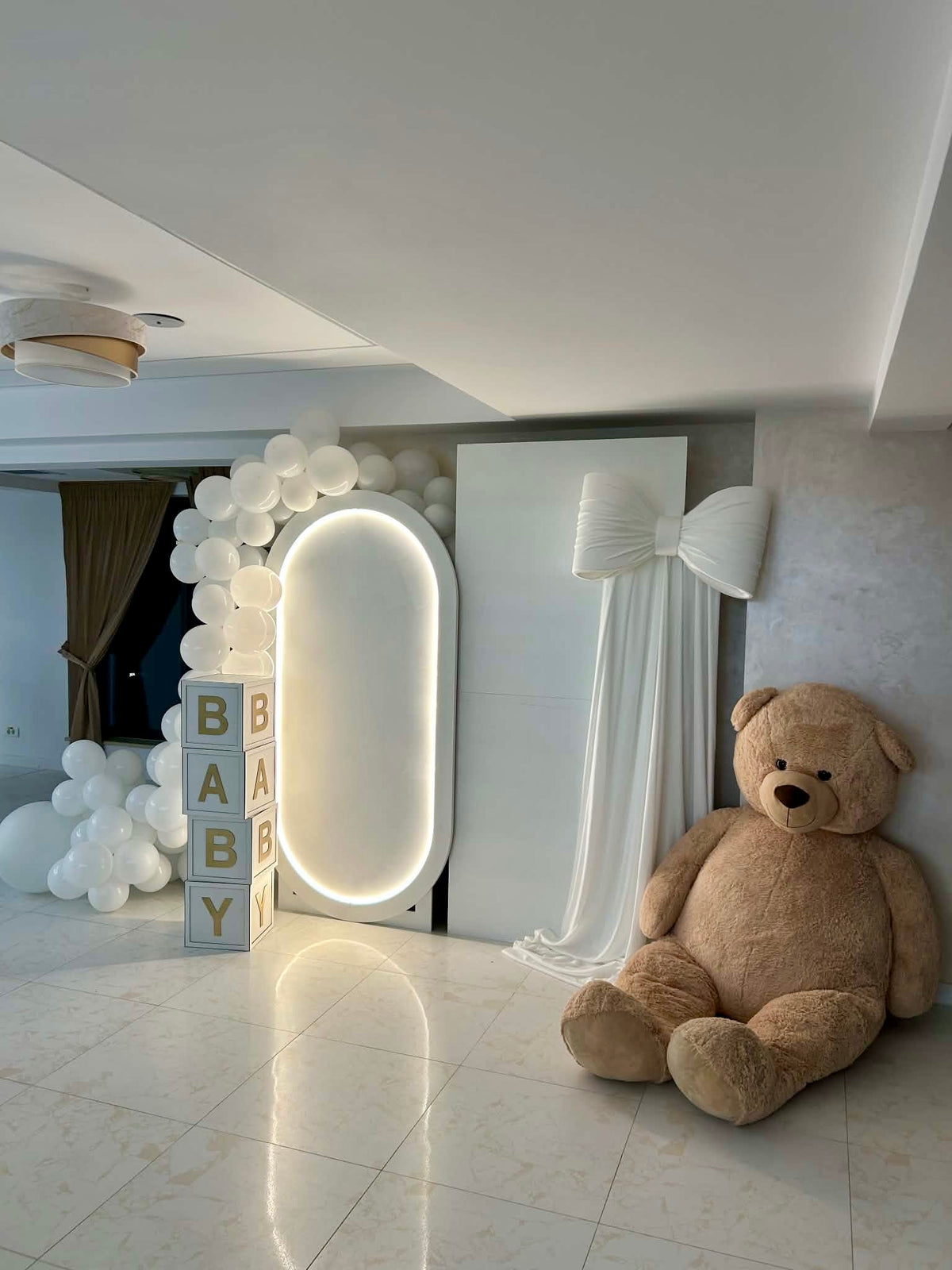 Decor botez – Ursuleț bej & eleganță în nuanțe de alb