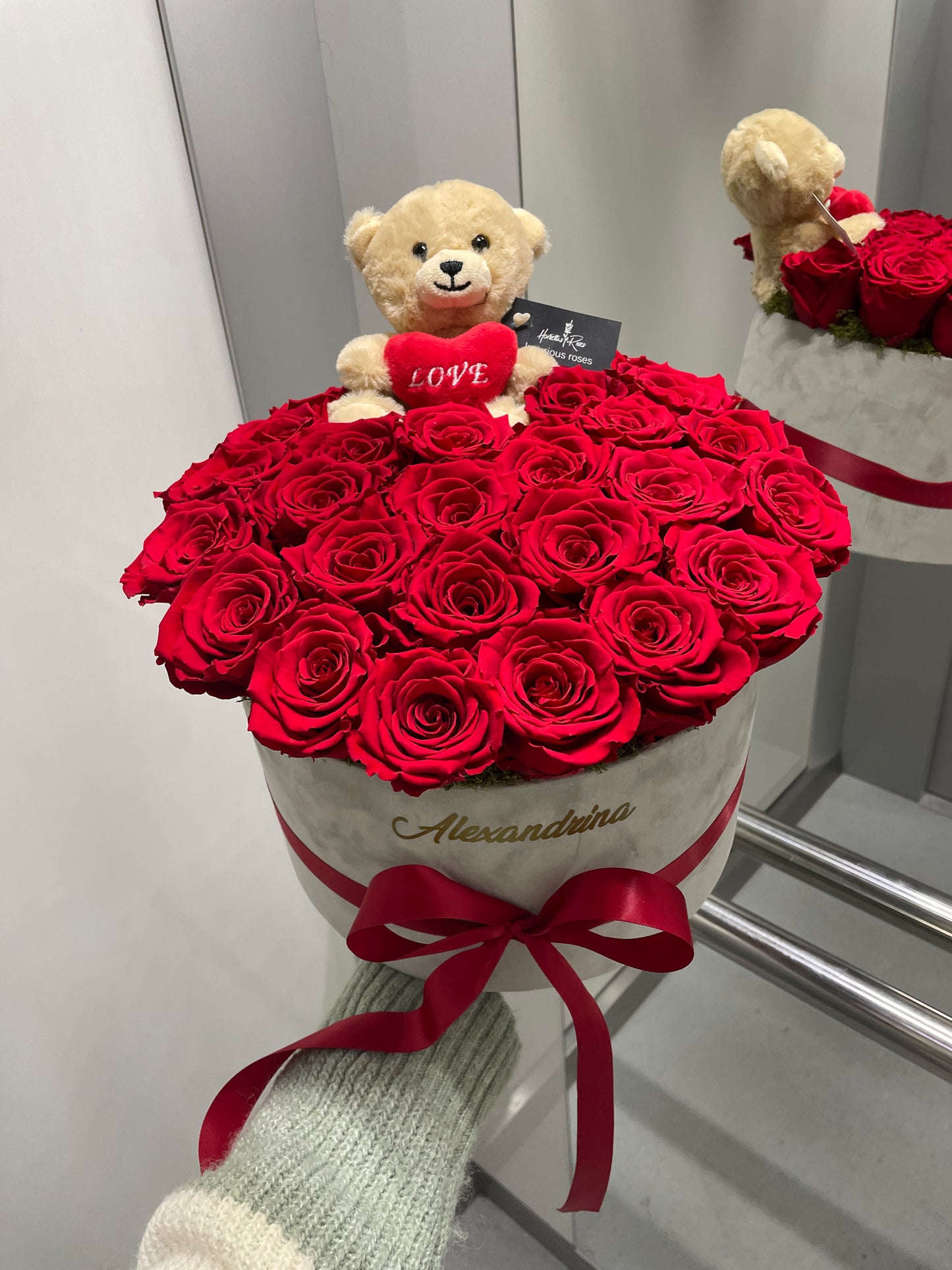 Cutie cu 25 de trandafiri criogenați și nume personalizat