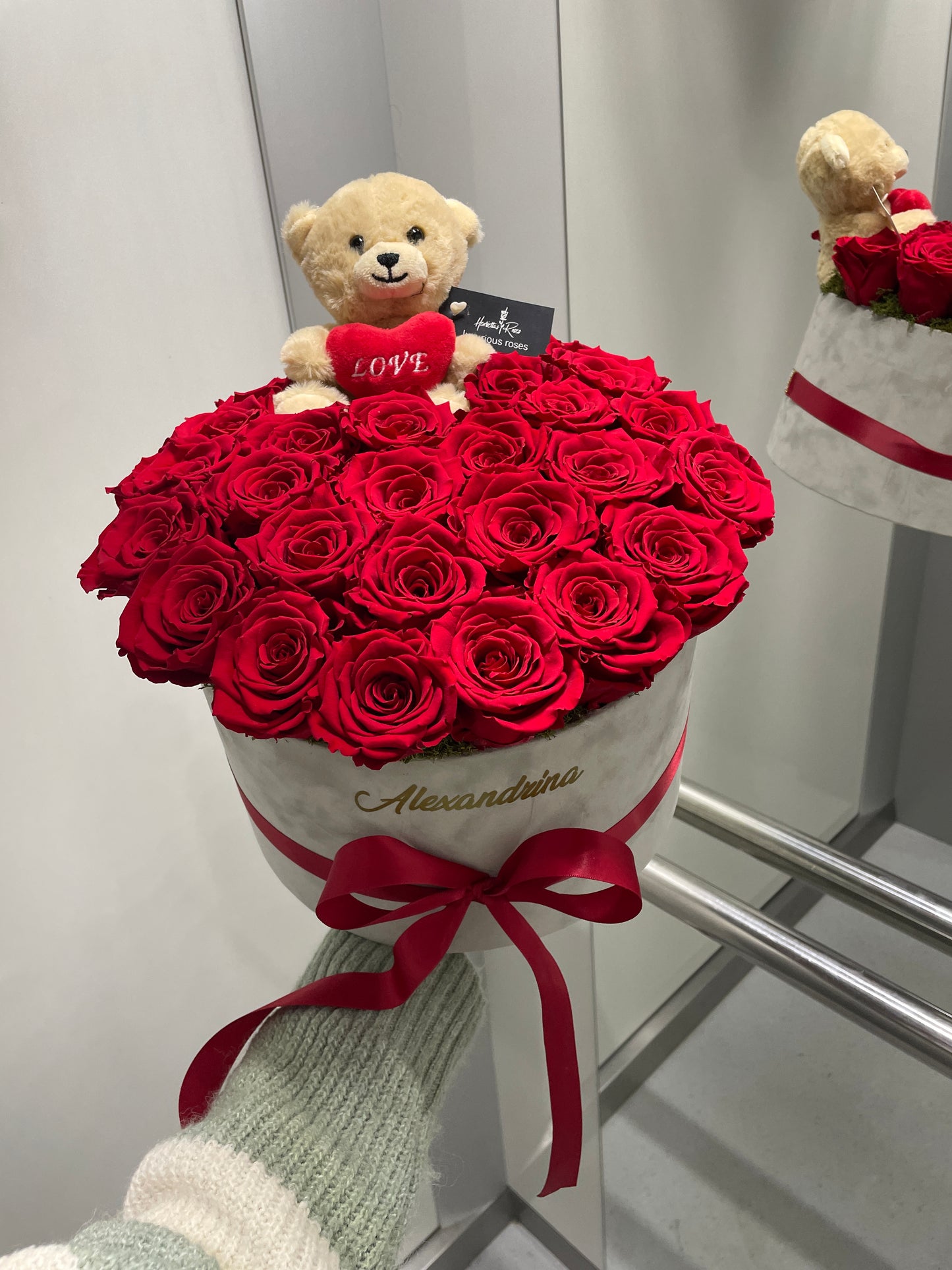 Cutie cu 25 de trandafiri criogenați și nume personalizat
