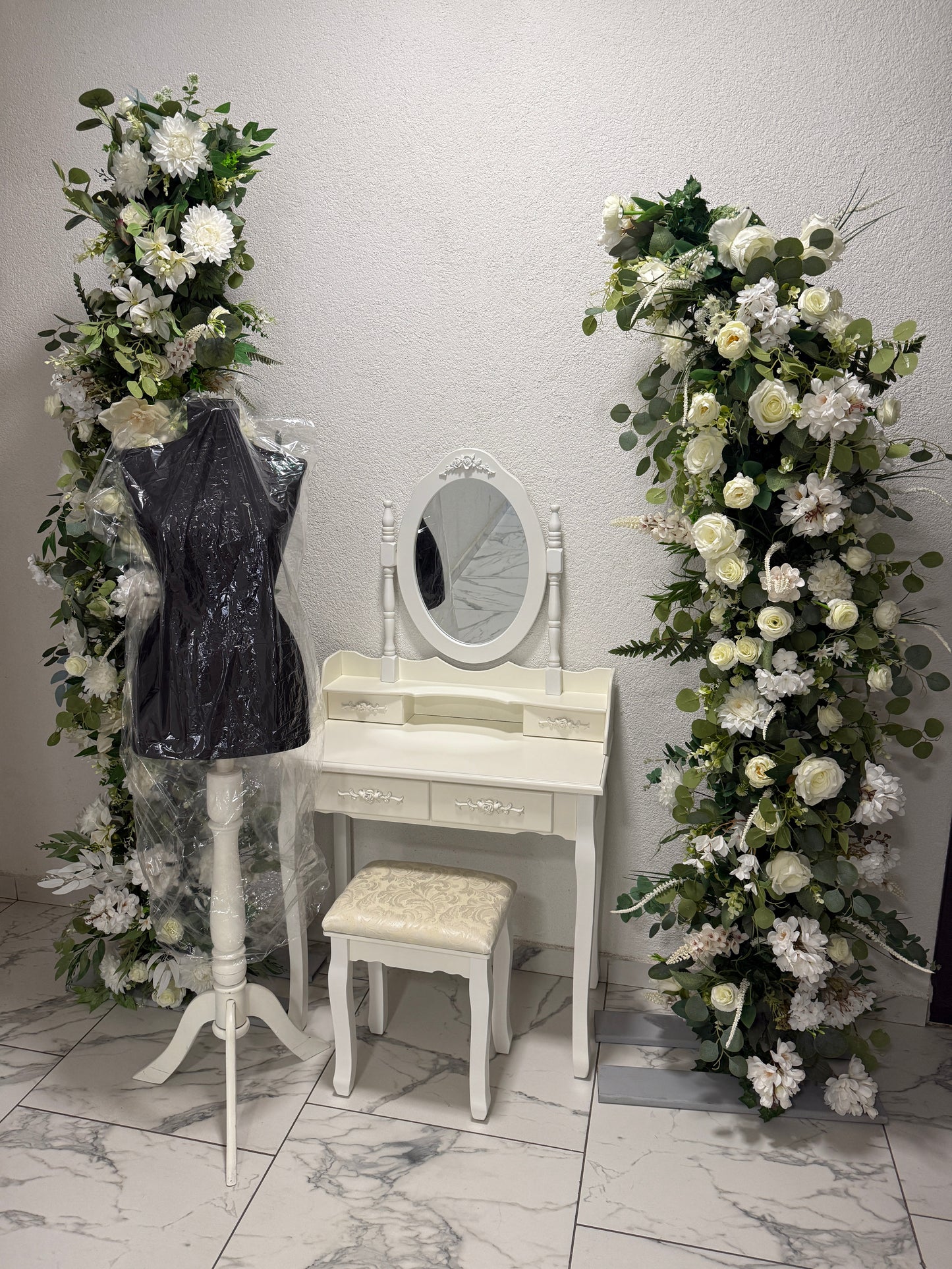 Set decorativ masă toaletă cu oglindă, arcadă florală și bust manechin damă