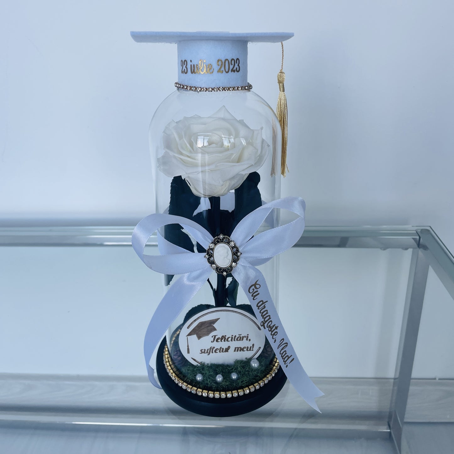 Cupolă de sticlă cu trandafir criogenat alb pearl (absolvire)