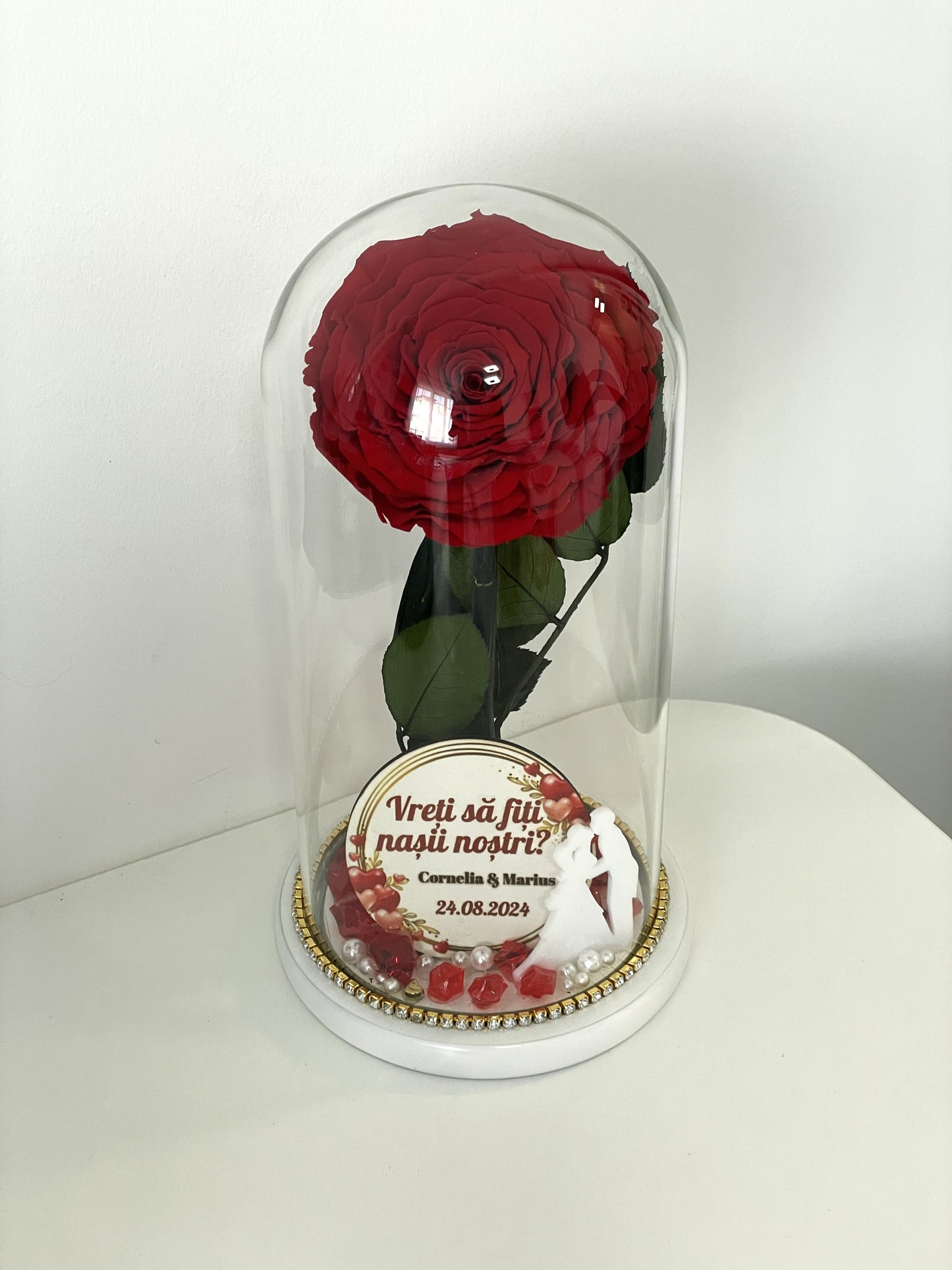 Cupolă de sticlă maxi cu trandafir criogenat roșu antique ruby (Cerere De Nași)