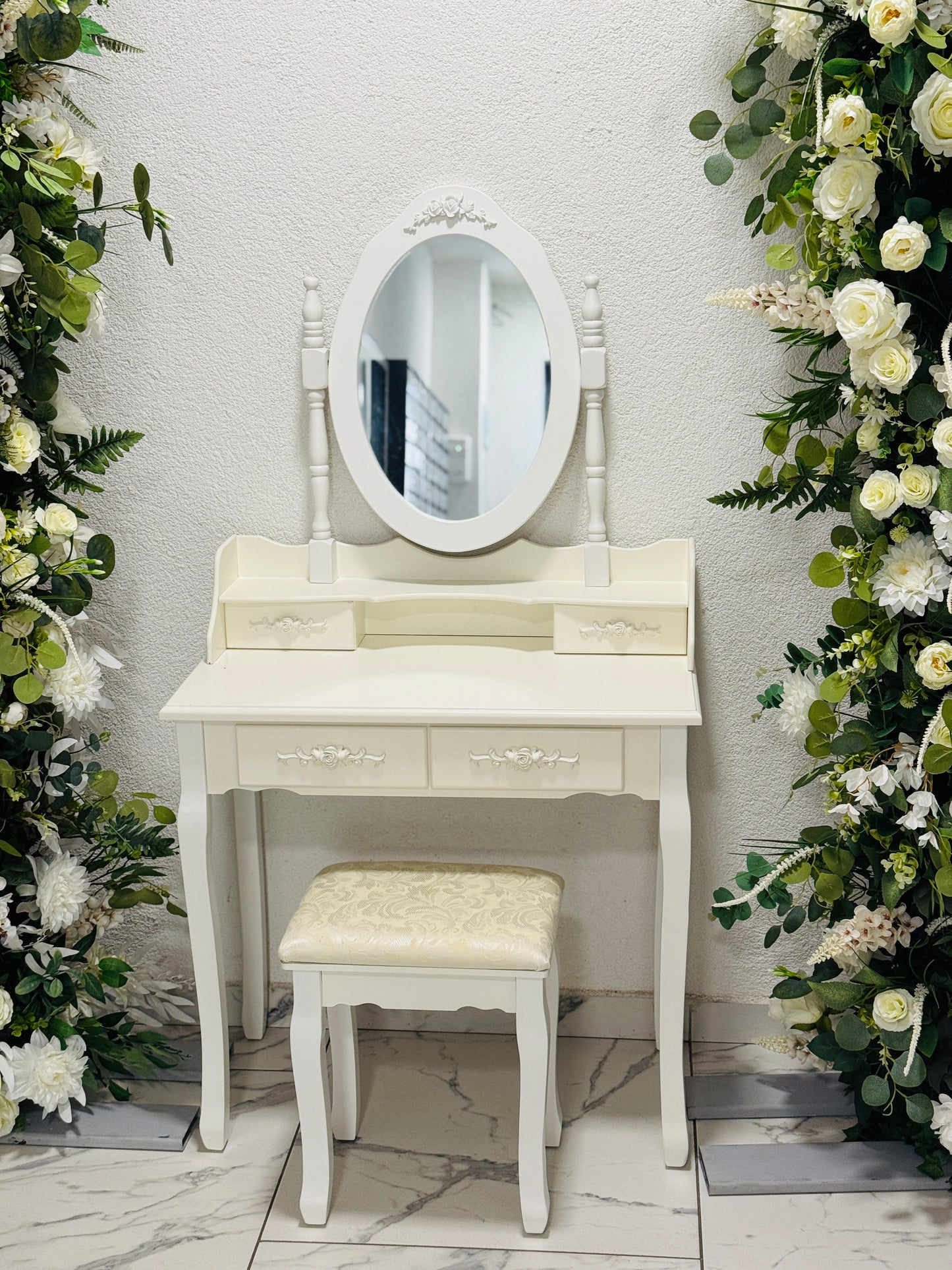 ✨ Închiriere măsuță de toaletă pentru pregătirea miresei – Ziua Nunții ✨