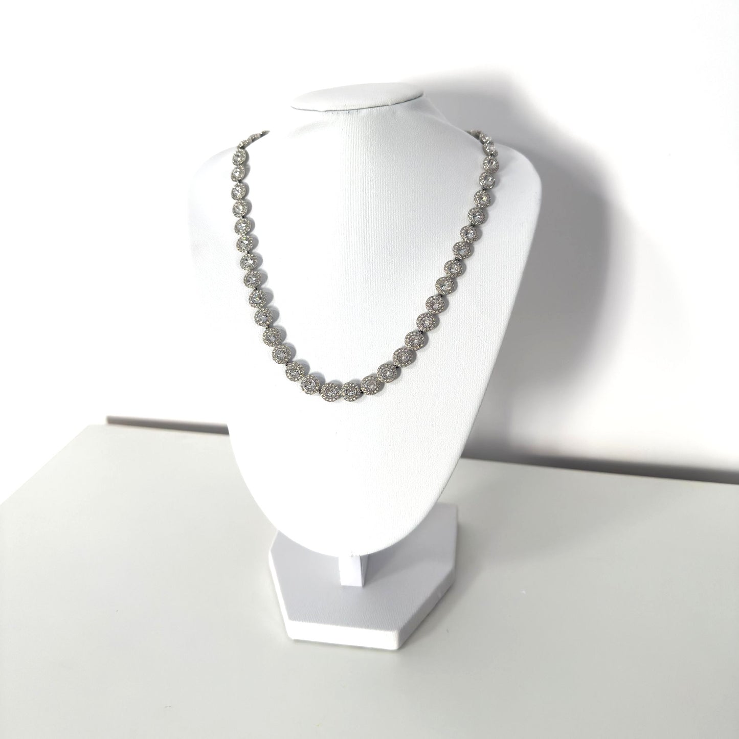 Închiriere bust alb pentru coliere