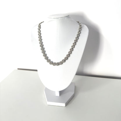 Închiriere bust alb pentru coliere