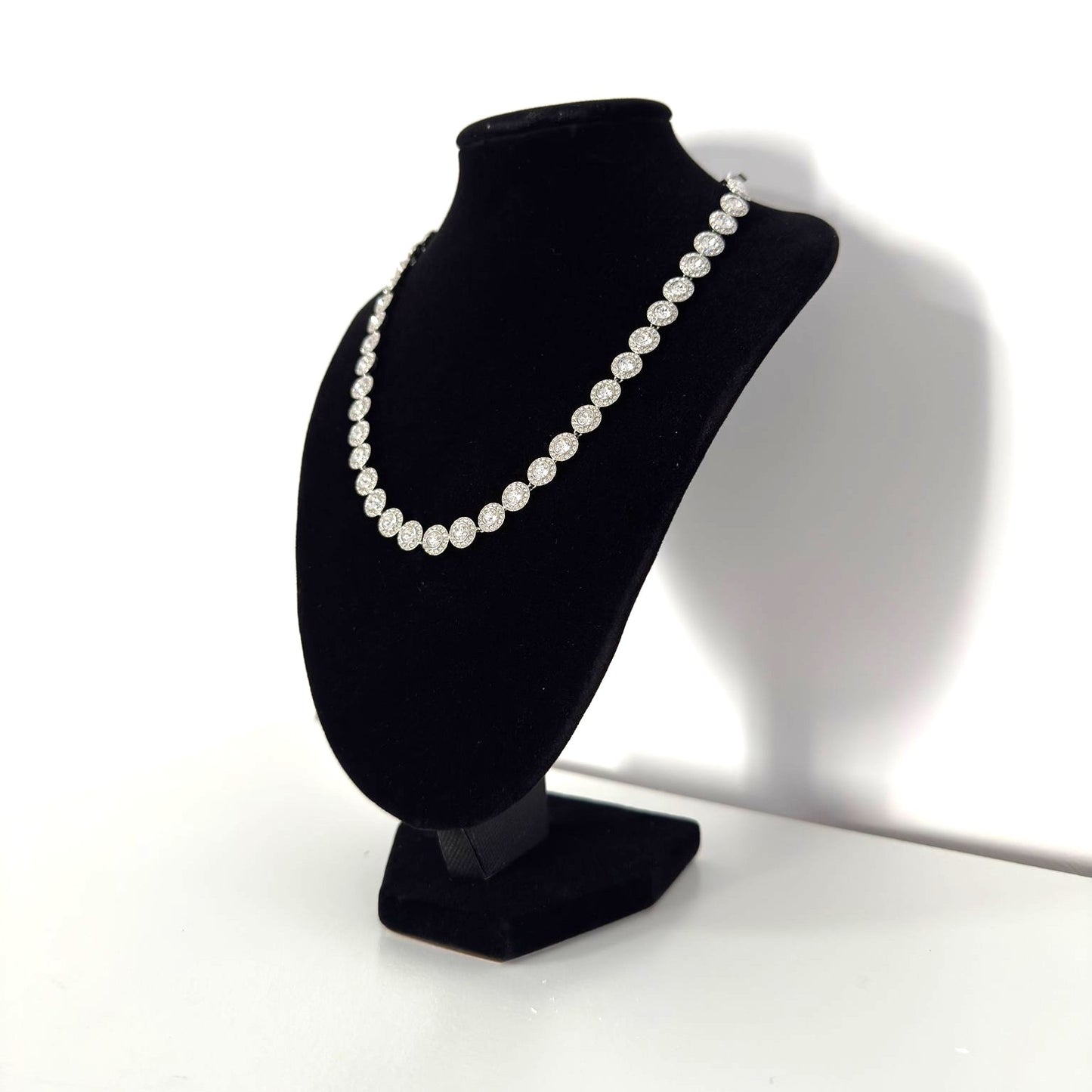 Închiriere bust negru pentru coliere