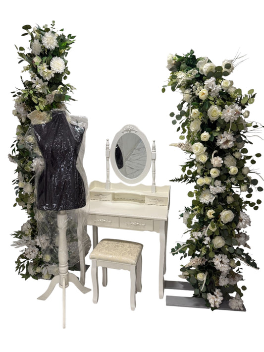 Set decorativ masă toaletă cu oglindă, arcadă florală și bust manechin damă